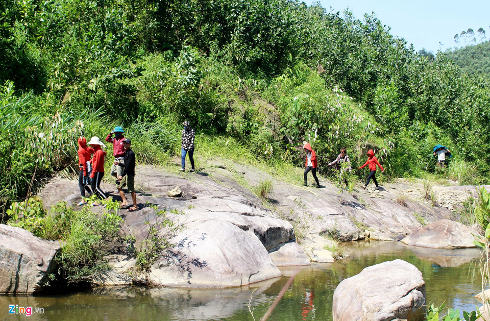 Dân đổ xô lên rừng tắm suối trong thời tiết nắng nóng