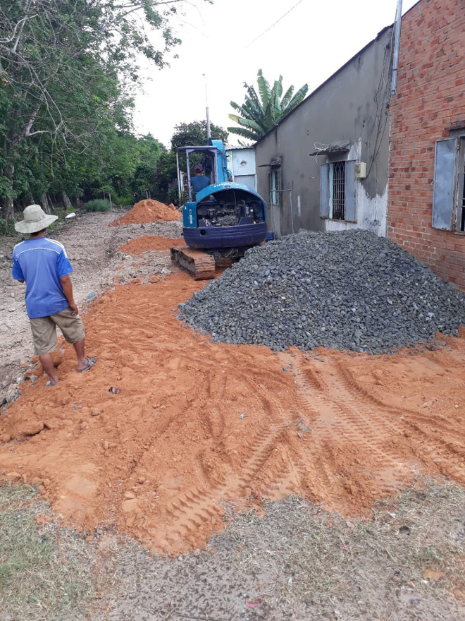 Vụ công an còng tay nhà hảo tâm bỏ tiền làm đường: Người bí ẩn đứng sau bơm tiền xuất hiện