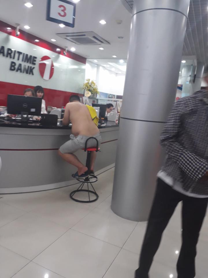 Hình ảnh một số thanh niên cởi trần vào ngân hàng gây tranh cãi trên MXH Hình ảnh một số thanh niên cởi trần vào ngân hàng gây tranh cãi trên MXH