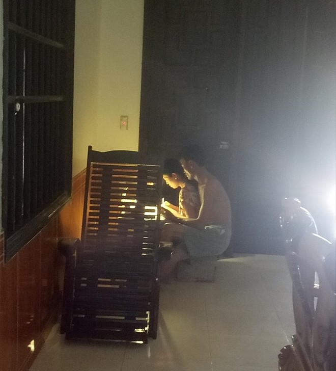 Bức ảnh tình nhất ngày: Bố ôm mẹ giữa trời nóng 40 độ C nhưng ai xem cũng thấy mát lòng