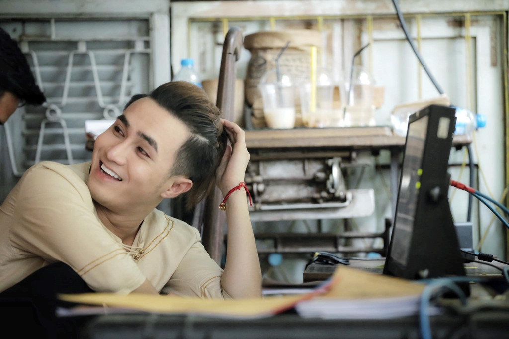 Trước Mr. Cần Trô, chàng trai nào bỗng dưng nổi tiếng sau một đêm?