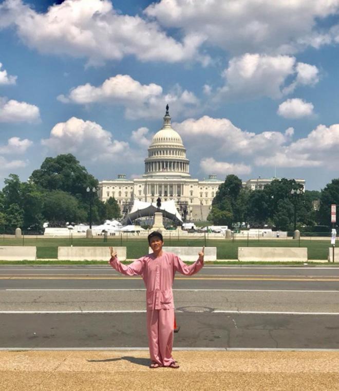 Chất chơi như Hoài Linh: Diện áo bà ba, đi dép tông tham quan Nhà Trắng