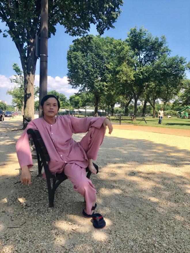 Chất chơi như Hoài Linh: Diện áo bà ba, đi dép tông tham quan Nhà Trắng