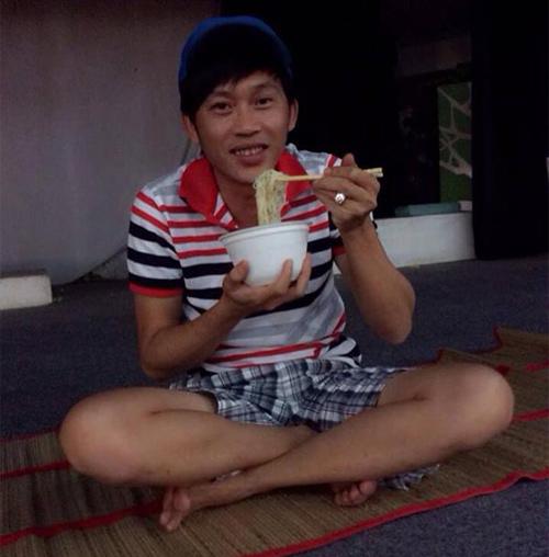 Chất chơi như Hoài Linh: Diện áo bà ba, đi dép tông tham quan Nhà Trắng