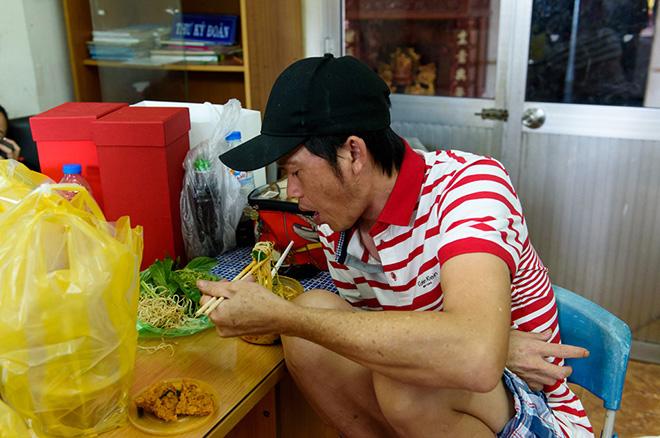 Chất chơi như Hoài Linh: Diện áo bà ba, đi dép tông tham quan Nhà Trắng