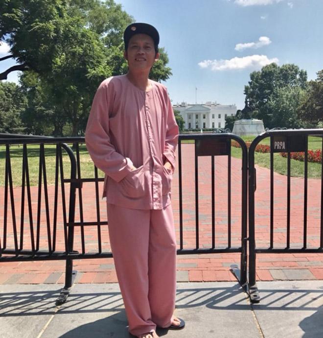 Chất chơi như Hoài Linh: Diện áo bà ba, đi dép tông tham quan Nhà Trắng