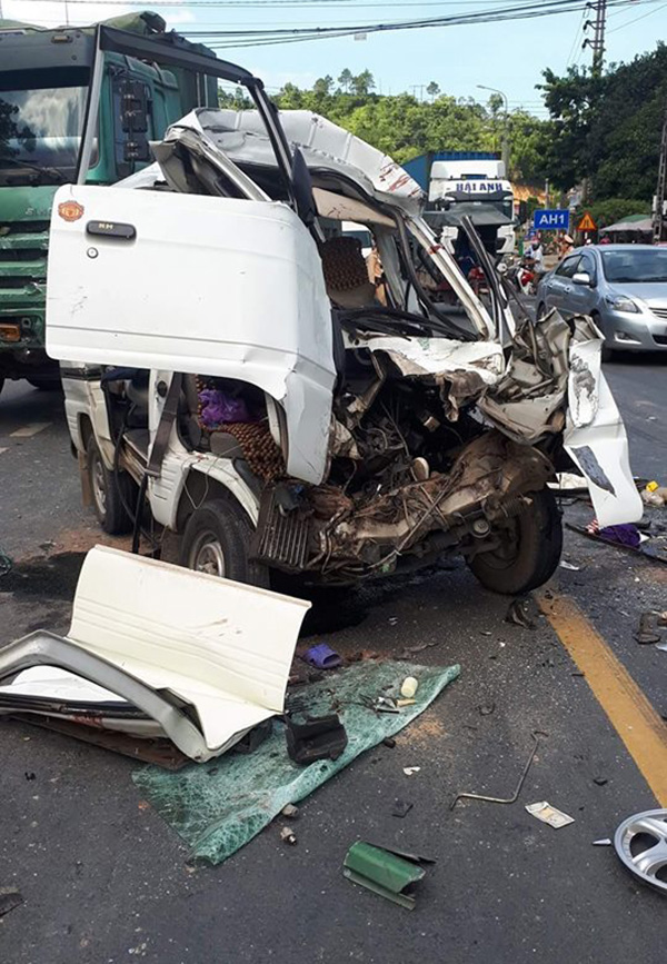 Đấu đầu xe tải, xe tải nhỏ bẹp rúm, 5 người bị thương nặng