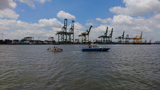 Tìm thấy 2 thi thể trên sà lan bị tàu Mông Cổ tông chìm ở sông Sài Gòn