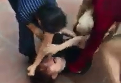 Nhiều người lột đồ của cô gái khi tham gia đánh ghen