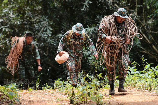 Giải cứu đội bóng mắc kẹt: Tình nguyện viên bơm nhầm nước vào hang