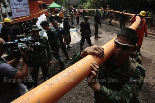 Giải cứu đội bóng mắc kẹt: Tình nguyện viên bơm nhầm nước vào hang Giải cứu đội bóng mắc kẹt: Tình nguyện viên bơm nhầm nước vào hang