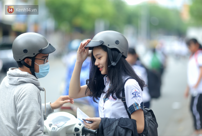 Nhiều thí sinh bị điểm 0 môn Ngữ Văn THPT Quốc gia vì làm thơ than thở về thân phận mình trong phòng thi Nhiều thí sinh bị điểm 0 môn Ngữ Văn THPT Quốc gia vì làm thơ than thở về thân phận mình trong phòng thi