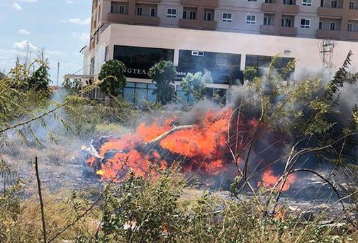 Tông vào cột đèn, xế hộp bốc cháy ngùn ngụt dưới nắng nóng