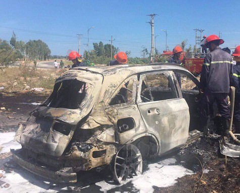 Tông vào cột đèn, xế hộp bốc cháy ngùn ngụt dưới nắng nóng