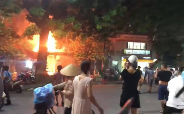 Hà Nội: Quán bia bốc cháy dữ dội, thực khách nhảy từ tầng 2 xuống đất thoát thân