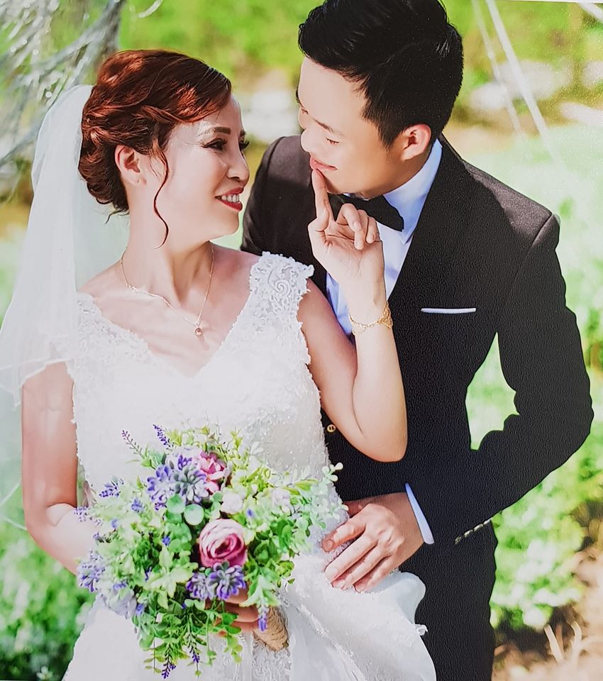 Cô dâu 61 tuổi: Mọi người nghĩ chồng trẻ tuổi 26 đến với tôi vì tiền Cô dâu 61 tuổi: Mọi người nghĩ chồng trẻ tuổi 26 đến với tôi vì tiền
