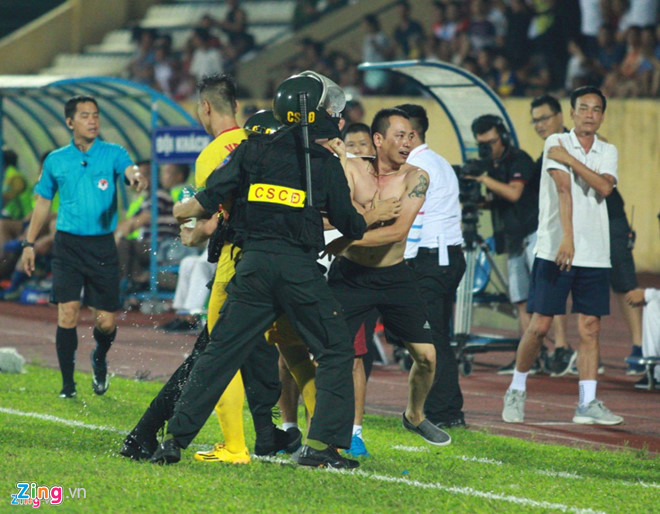 CĐV Nam Định vây trọng tài trong sân sau trận thua SLNA