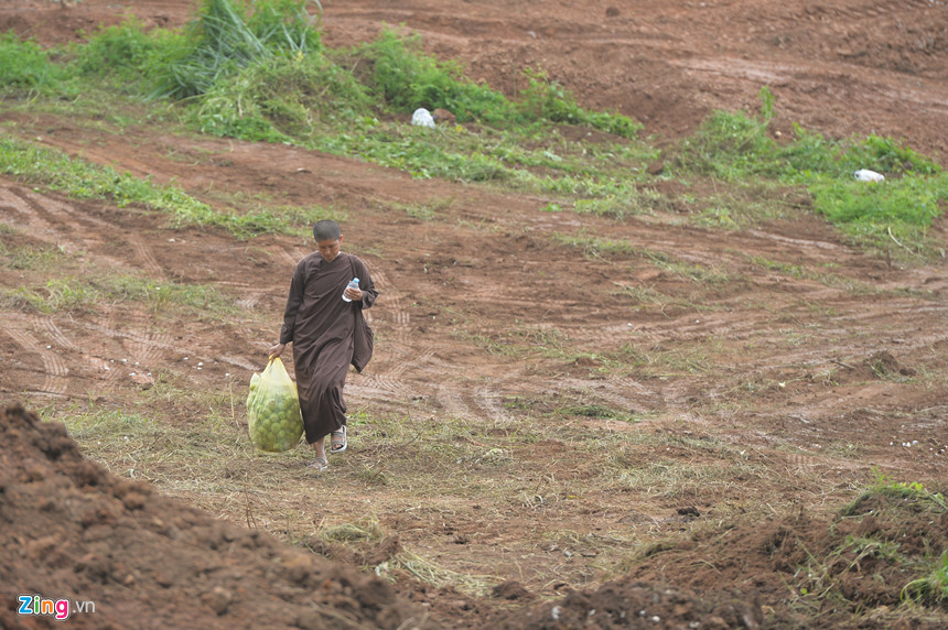 Đội giải cứu làm việc hối hả ở cửa hang sau khi thợ lặn thiệt mạng