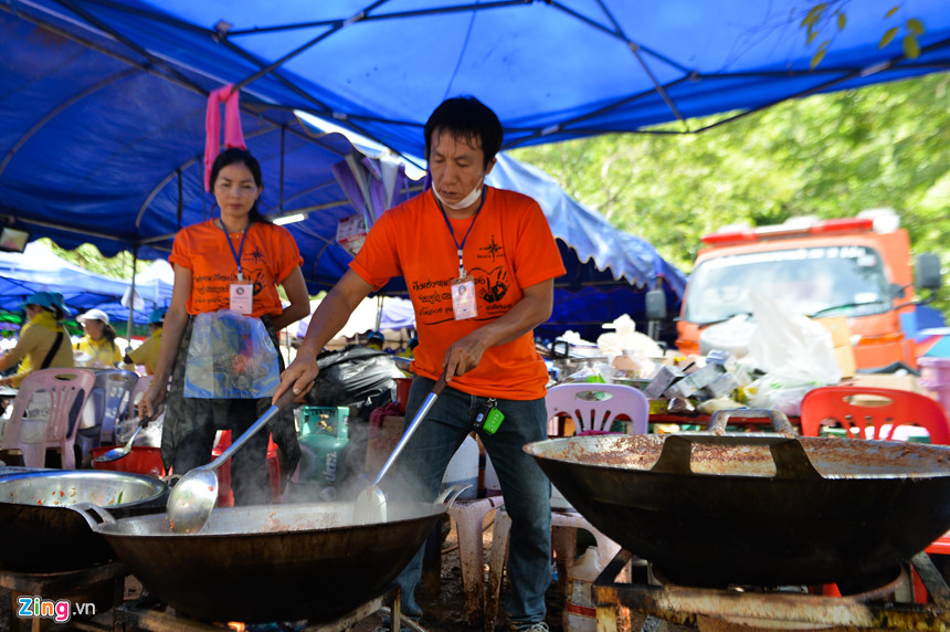 Đội giải cứu làm việc hối hả ở cửa hang sau khi thợ lặn thiệt mạng