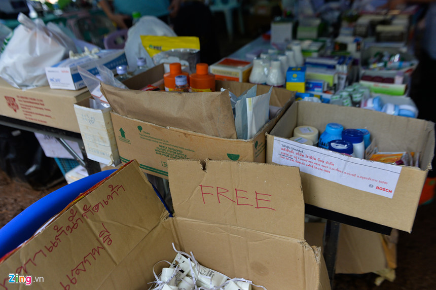 Đội giải cứu làm việc hối hả ở cửa hang sau khi thợ lặn thiệt mạng