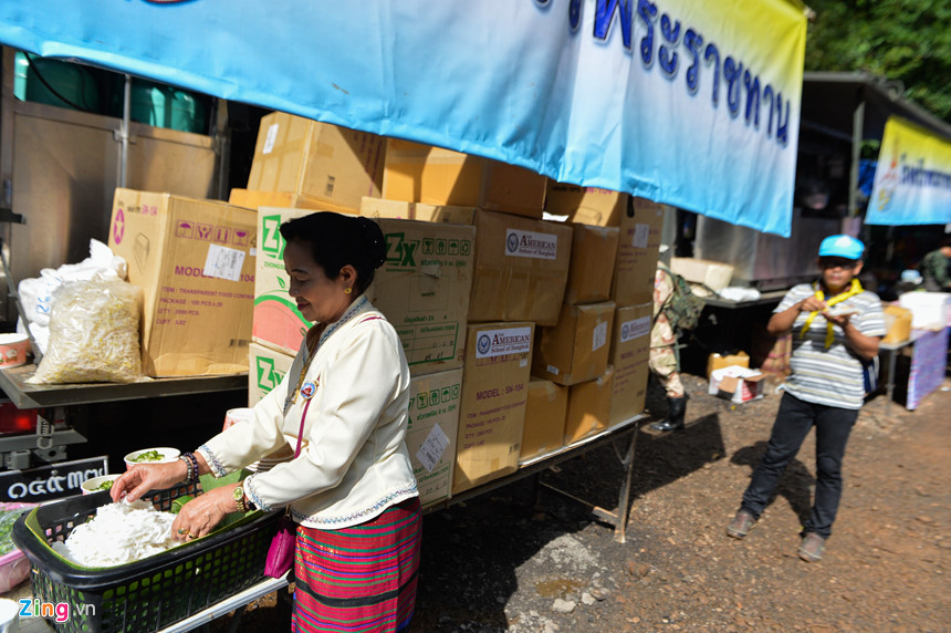 Đội giải cứu làm việc hối hả ở cửa hang sau khi thợ lặn thiệt mạng