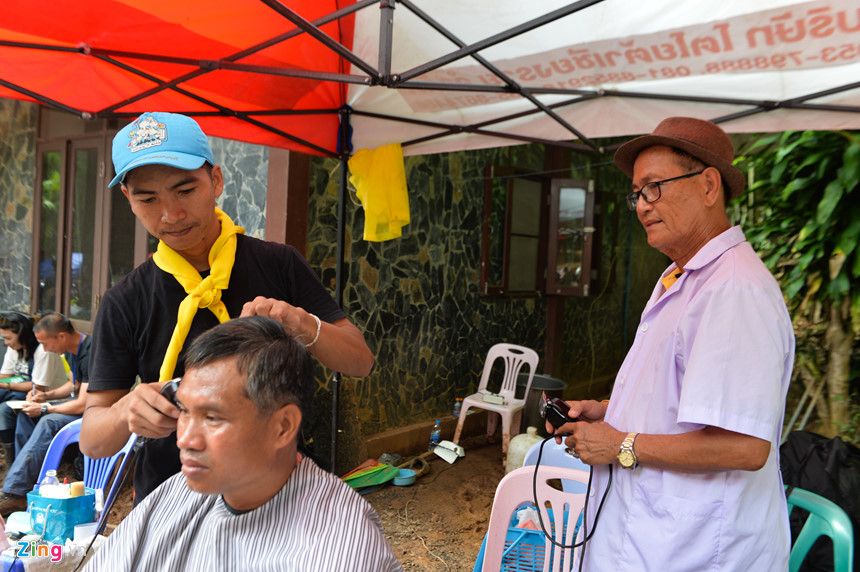 Đội giải cứu làm việc hối hả ở cửa hang sau khi thợ lặn thiệt mạng