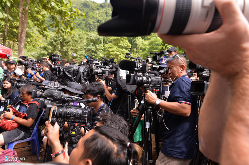 Đội giải cứu làm việc hối hả ở cửa hang sau khi thợ lặn thiệt mạng