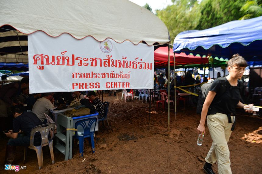 Đội giải cứu làm việc hối hả ở cửa hang sau khi thợ lặn thiệt mạng