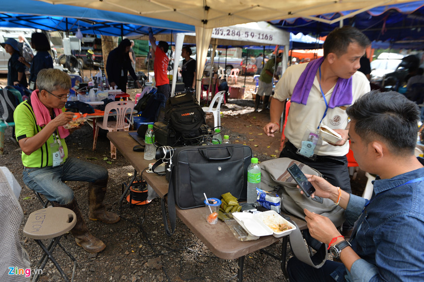 Đội giải cứu làm việc hối hả ở cửa hang sau khi thợ lặn thiệt mạng