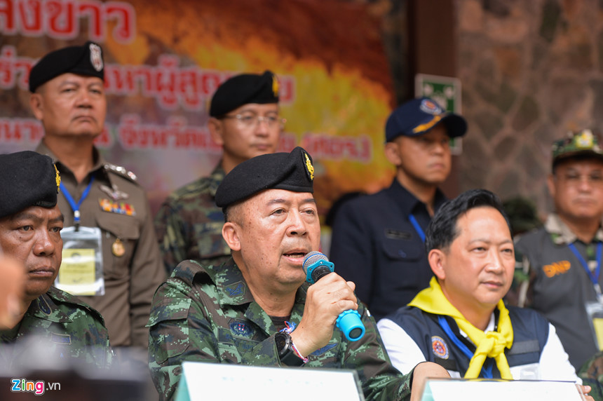 Đội giải cứu làm việc hối hả ở cửa hang sau khi thợ lặn thiệt mạng