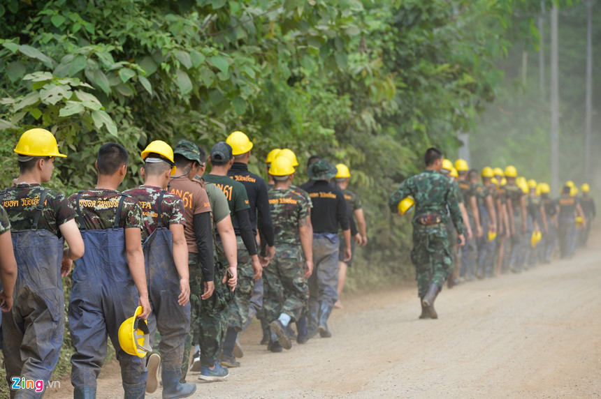 Đội giải cứu làm việc hối hả ở cửa hang sau khi thợ lặn thiệt mạng