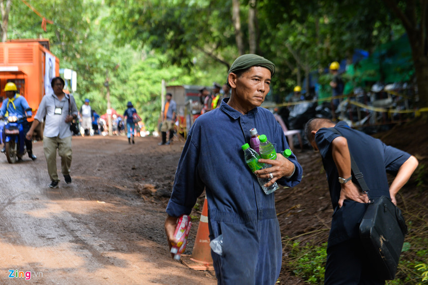 Đội giải cứu làm việc hối hả ở cửa hang sau khi thợ lặn thiệt mạng