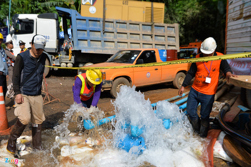 Đội giải cứu làm việc hối hả ở cửa hang sau khi thợ lặn thiệt mạng