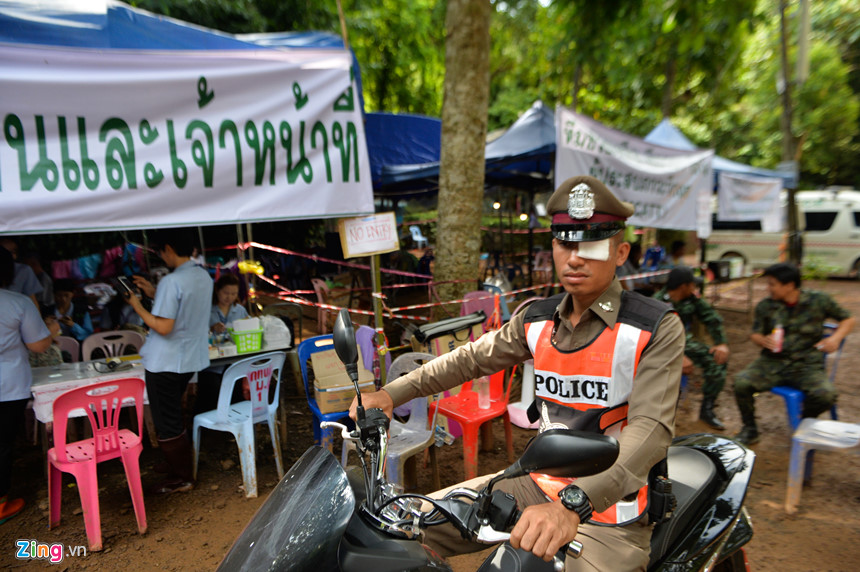 Đội giải cứu làm việc hối hả ở cửa hang sau khi thợ lặn thiệt mạng