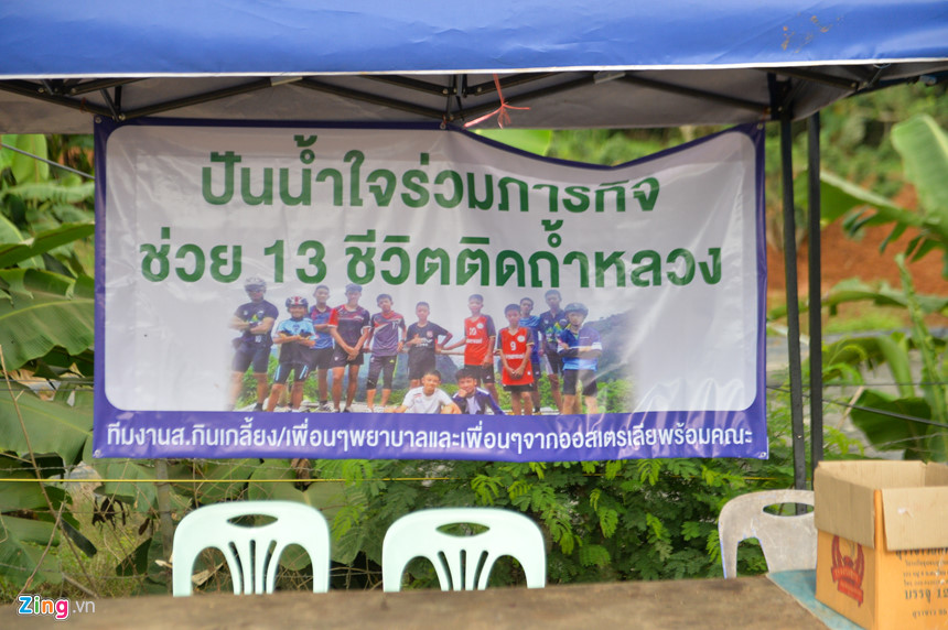 Đội giải cứu làm việc hối hả ở cửa hang sau khi thợ lặn thiệt mạng