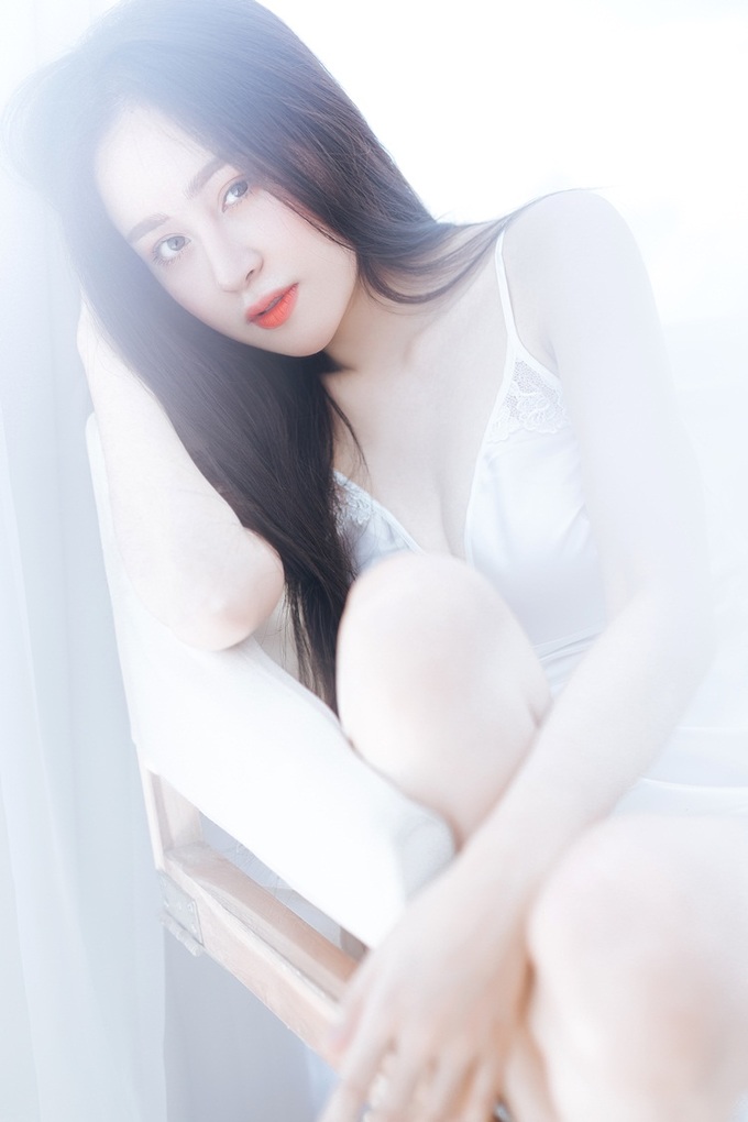 Bà Tưng Huyền Anh tái xuất, tung bộ ảnh liêu trai khoe vòng 1 đốt mắt