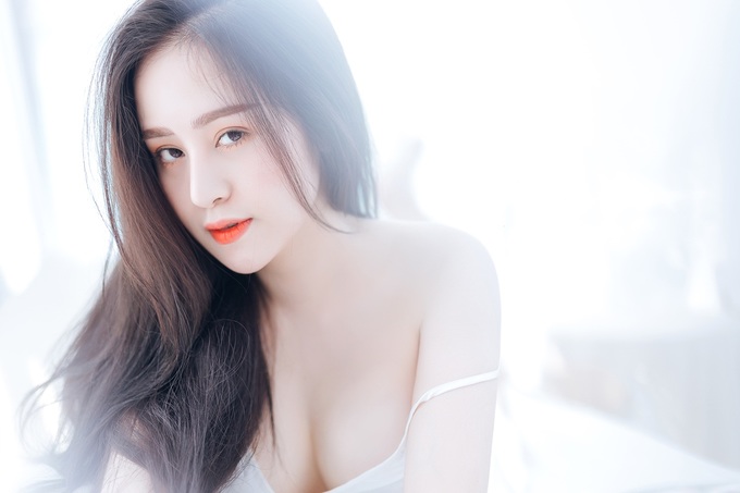 Bà Tưng Huyền Anh tái xuất, tung bộ ảnh liêu trai khoe vòng 1 đốt mắt