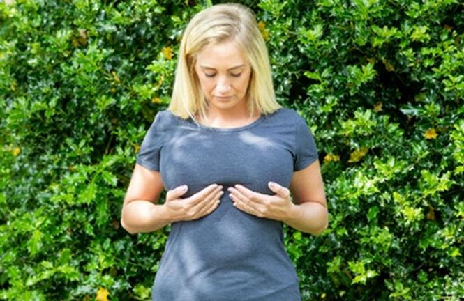 Người phụ nữ bị hơn 100 bác sĩ từ chối phẫu thuật thu nhỏ ngực