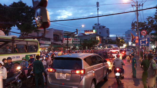 Va chạm với xe tải, thanh niên tử vong, cầu Phú Xuân ùn ứ kéo dài