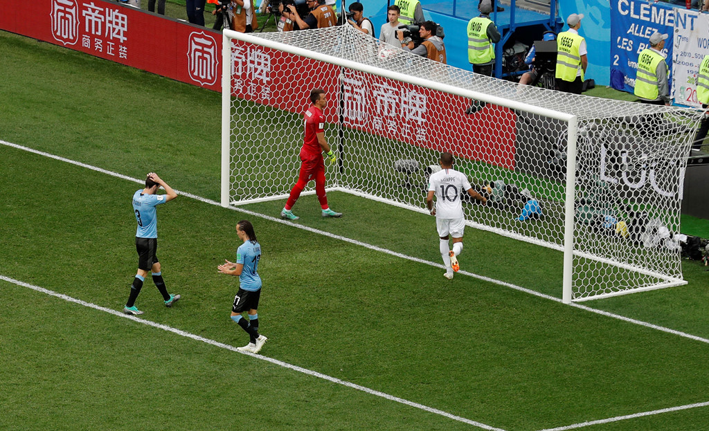 CĐV nhí Uruguay khóc sau sai lầm của thủ môn Muslera