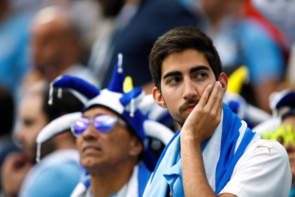 CĐV nhí Uruguay khóc sau sai lầm của thủ môn Muslera