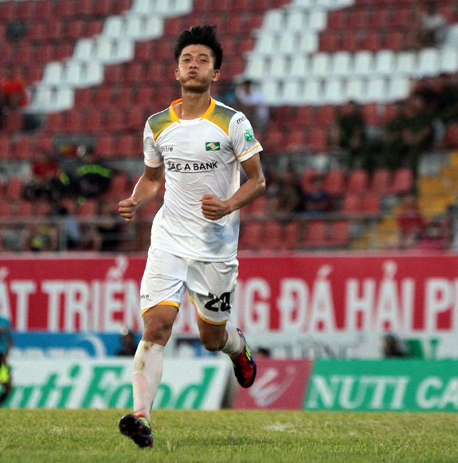 CĐV Nam Định vây trọng tài trong sân sau trận thua SLNA