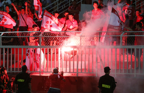 CLB Hải Phòng bị phạt 70 triệu đồng vì CĐV đốt pháo sáng