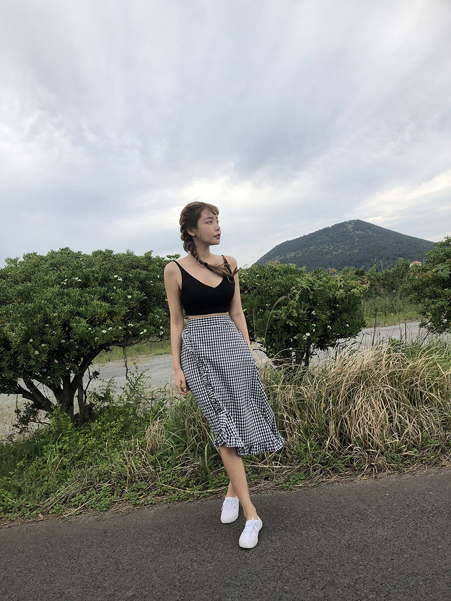 Chân váy midi vừa chống nắng lại có tới tận 4 cách lên đồ cực xinh thế này thì ngại gì mà không thử!