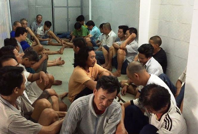 Cảnh sát đột kích trường gà, hàng chục người tháo chạy