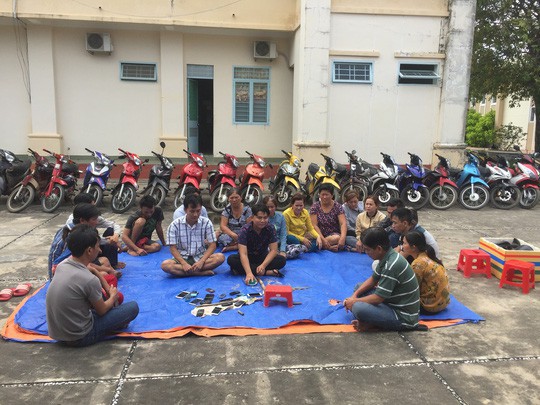 Tạm giữ 8 phụ nữ cùng đàn ông trốn vào rừng đánh bạc