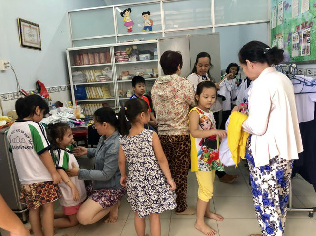 Học sinh phải mua đồng phục... ngủ?