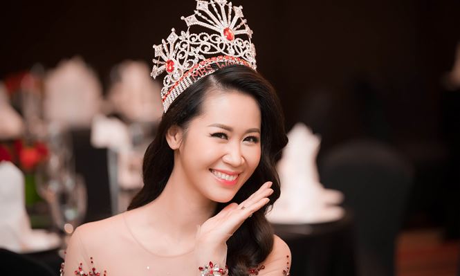 Dương Thùy Linh sexy trong tiệc mừng đăng quang Mrs Worldwide 2018 Dương Thùy Linh sexy trong tiệc mừng đăng quang Mrs Worldwide 2018