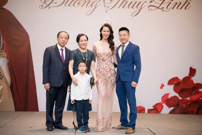Dương Thùy Linh sexy trong tiệc mừng đăng quang Mrs Worldwide 2018 Dương Thùy Linh sexy trong tiệc mừng đăng quang Mrs Worldwide 2018