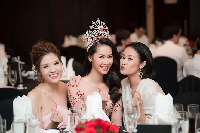 Dương Thùy Linh sexy trong tiệc mừng đăng quang Mrs Worldwide 2018 Dương Thùy Linh sexy trong tiệc mừng đăng quang Mrs Worldwide 2018